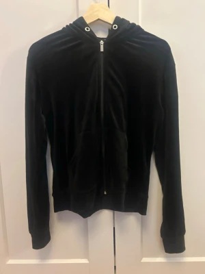 Svart velourhoodie med dragkedja - Fint skick!! 
