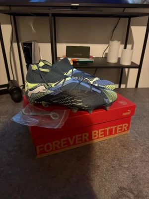 Fotbollsskor  - Puma elite, ena paret är fg/ag och är använda 1 gång och det andra paret är sg och är aldrig använda, säljs då de inte va något för mig, sitter 0,5/1 storlek större än Nike och Adidas, säljs tillsammans