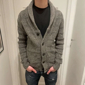 Stickad kofta j.Lindeberg  - Säljer min j.Lindeberg kofta/cardigan i storlek S sitter mer åt M hållet, Den har inga defekter, den är sparsamt använda. Skriv ifall ni har några frågor, 