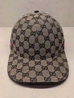 Gucci beige keps med GG-mönster - Snygg beige Gucci keps med navy blå insida. Helt ny kom dm vid fler frågor.