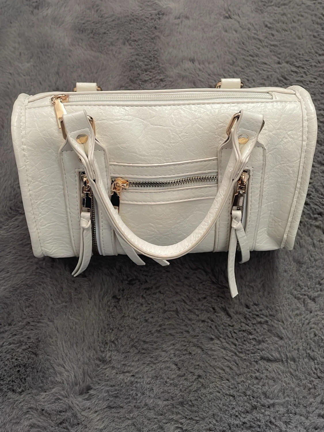 Vit handväska med gulddetaljer