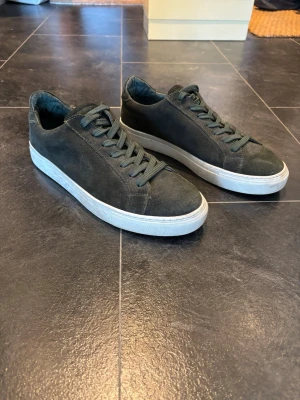 Garment Project sneakers - Säljer ett par Garment Project sneakers i mörkgrön färg. Stilrena och enkla, passar till det mesta. Använda men i väldigt bra skick. Hör av dig vid intresse 🙌