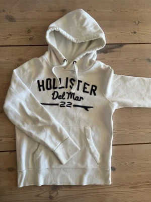 Hollister Hoodie - Säljer en vit vintage Hollister hoodie i storlek S. Tröjan är i väldigt gott och och har få tecken på användning. Matchar till allt och perfekt inför vår och sommar. Hör gärna av er vid frågor!!🙌🙌🤗