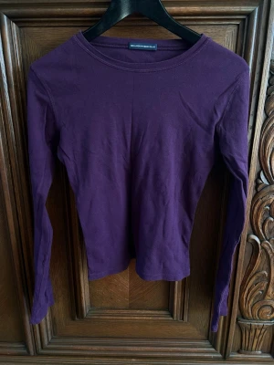 100% BOMULL BRANDY MELVILLE  - Andra bilden visar hur den ser ut i solen men skulle säga att första bilden ger bättre intryck av färgen. Passar M också 