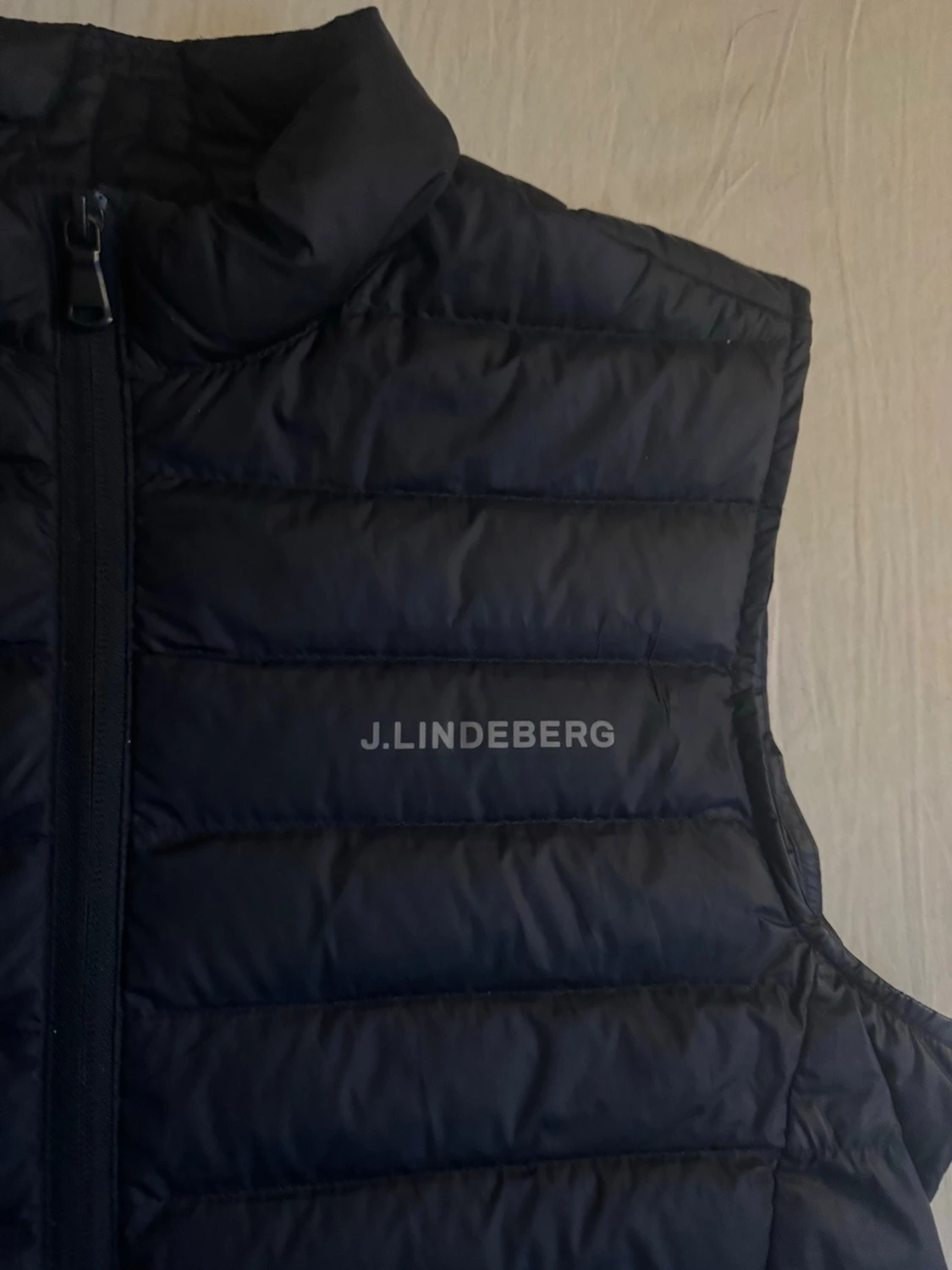 Svart dunväst från J.Lindeberg - 4