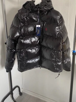 Ralph lauren jacka - Hej! Jag säljer nu min Ralph lauren jacka som är perfekt för Sverige kalla väder den har dun i sig så den är hur varm som helst. Jackan är i jättebra skick och den är endast testad jag säljer den pågrund av att den inte passar min personliga still. Den är äkta och kvittot finns, kör av dig vid minsta lilla fråga!👍