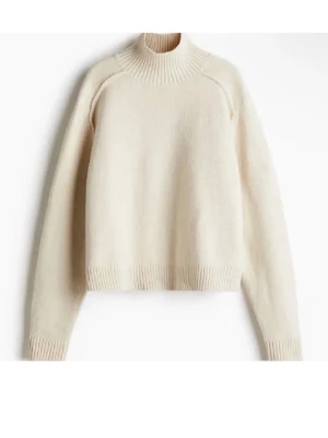 Stickad polo tröja  - Stickad polo tröja från H&M i storlek m. Endast använd 2 gånger💞💞