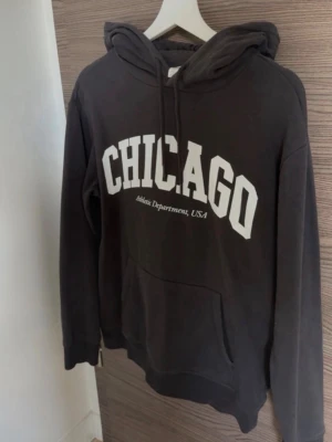 Hoodie med tryck - Svart hoodie med tryck från hm i storlek S.