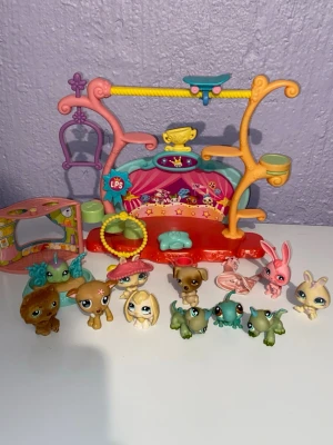 Littlest pet shop  - 9st djur / hus / små saker                                                                      Från 2000 , mycket bra skick
