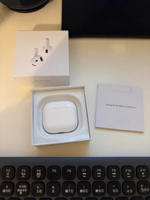 AirPods 4 (ANC) - Säljer ett par Apple AirPods 4 (ANC) det är i väldigt bra skick. Dem är använda under en period. Original förpackning med tillbehör följer med.