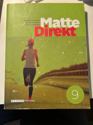 Matte Direkt 9 - Säljer Matte Direkt 9, en grön kursbok i matematik för årskurs 9. Boken har tydlig struktur, vardagsnära uppgifter och programmering enligt Lgr11. Omslaget visar en löpare och geometriska mönster. Perfekt för dig som pluggar matte på högstadiet.
