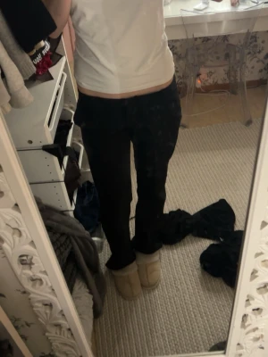 Svarta kostymbyxor  - Säljer ett par svarta kostymbyxor. Byxorna har en enkel och stilren look som passar till det mesta. Materialet känns mjukt och skönt mot huden.