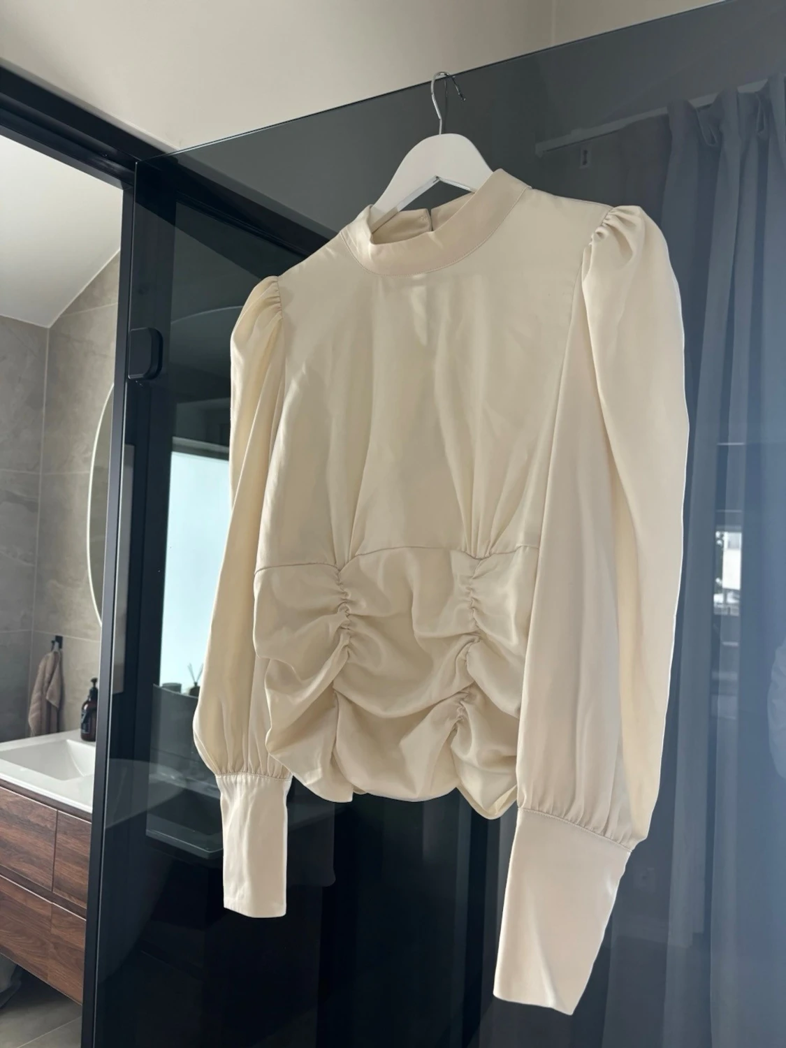 Krämvit blus med puffärm och rynk