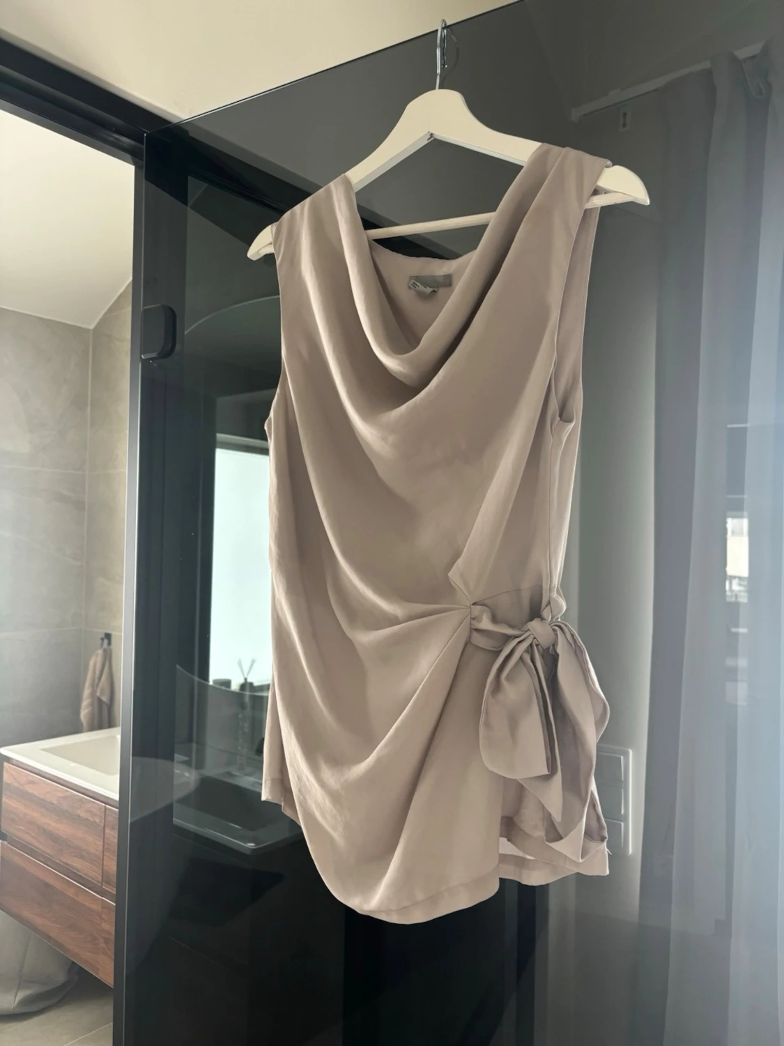 Beige omlott topp med knyt