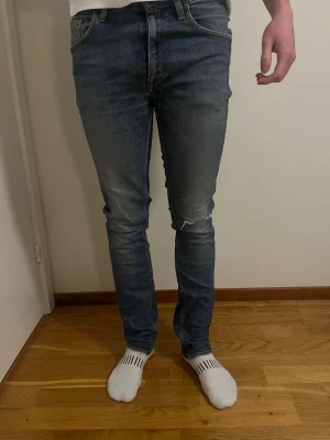 Tiger of sweden jeans 30/32 - Tiger of sweden jeans i storlek 30/32. Slitning/hål på knät. Modellen är 180 o väger 70kg. Skriv vid funderingar!