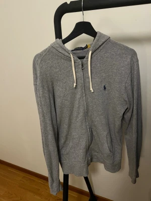 Ralph Lauren kofta grå - En grå Ralph Lauren kofta i fint skick, endast använd ett fåtal gånger. Skriv vid funderingar!