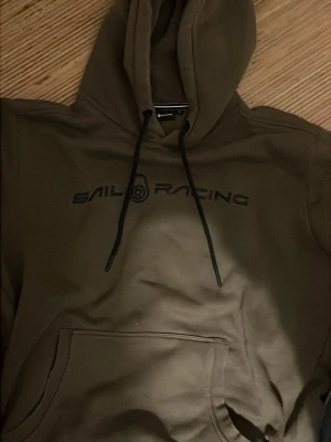 hoodie från Sail Racing - Ny skick Sail racing hoodie inte tvättad!! storlek L 