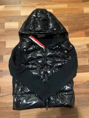 Moncler cardigan svart - Säljer min svarta moncler cardigan i storlek S eftersom den inte passar mig längre. Den är i bra skick ute ifrån men jackan har en stort hål i högra sidan fickorna men det går fortfarande använda fickan. Men annars är den i bra skick.