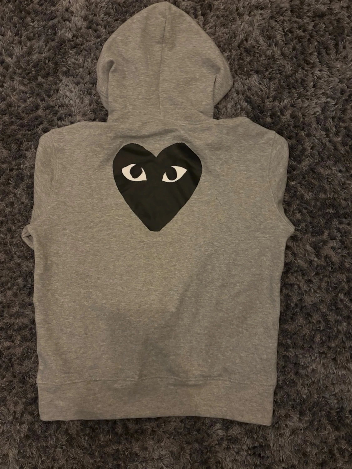 Grå hoodie från Comme des Garçons Play - 1