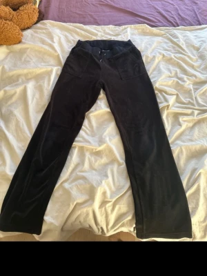 Juicy couture byxor  - Svarta juicy byxor, finns vissa märken på dom därav säljer jag dom billigare