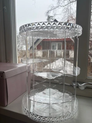 Roterande sminkorgiserare  -  Roterande sminkorganiserare med flera hyllplan och fack för förvaring av borstar, flaskor och andra skönhetsprodukter. Perfekt för att hålla ordning på sminkbordet💕