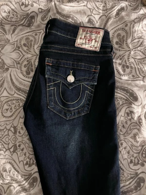 Mörkblå True Religion jeans - Säljer eller byter mot ett par W25 joey 🫰🏼😇