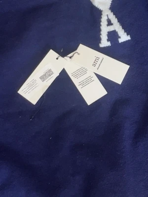 Mörkblå stickad tröja från Ami - Säljer en äkta AMI Paris AMI de Cœur-tröja i blått. Storlek S.  Endast använd 2 gånger i ca 2 veckor, ser nästan ny ut. Inga fläckar, hål eller slitage.  Köpt i Oslo. Nypris ca 3500 kr.  Säljer eftersom den inte är använd. Kan skickas eller hämtas.  Pris: 2500 kr (förhandlingsbart vid snabb försäljning).