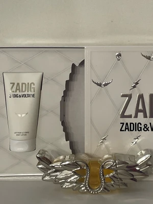 Zadig & Voltaire Zadig eau de parfum - Zadig & Voltaire Zadig eau de parfum 50ml parfym testad ca 45ml kvar.  Body lotion otestad och oöppnad. Se bilder för mängd kvar och noter, samt batchkod. Köpt på notino så är äkta. 812kr är nypris 