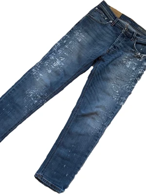 Dondup jeans - Säljer ett par Dondup jeans för bra pris! Säljer för 1199 kr och säljs nytt för 3000kr, priset går att diskutera vid snabb affär! Storlek 30, vid frågor eller intresse är det bara att höra av dig!😄