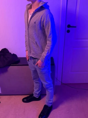 Ralp Lauren hoodie - Säljer nu en Ralp Lauren hoodie. Skick= riktig bra inga täcken på användning endast lite skrynklig. Tveka inte på att höra av er. Mvh Resellclts.   Nypris 1200 säljes för endast 450 kronor. :)