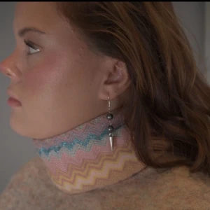 Mörk blåa handgjorda pärlörhängen med nitar  - Jag gör dessa örhängen av återbrukade pärlor som jag har hittat på secondhand genom pärlhalsband. Jag skapar dessa örhängen av noggrant utvalda pärlor från secondhand – ett medvetet val för att ge vackra material ett nytt liv.  Eftersom pärlorna är återbrukade kan små märken eller färgskiftningar förekomma på t.ex. metallen. Undvik kontakt med vatten för att bevara smyckena så fina som möjligt. Alla örhängen är handgjorda och säljs i par 💖🫶🏻⚜️