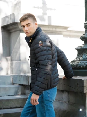 Parajumpers UGO - Svart, storlek M - Parajumpers Ugo Lightweight Jacket i svart. Lätt och funktionell dunjacka (90% dun) perfekt för vår/höst eller som lager vintertid. Slitstark konstruktion med flera fickor, ventilationshål och ikoniskt emblem på ärmen. Hög komfort och premiumkvalitet från italienska Parajumpers. Nypris 5 399 kr.