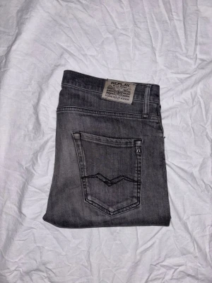 Replay Thad jeans - Replay Thad jeans. I mycket bra skick, inga defekter alls! Storlek 16A H166 cm. Hör av er vid frågor eller om ni vill ha fler bilder! Skickar inom 24h ✅ Kika gärna in mina andra annonser för fler jeans och annat gott.