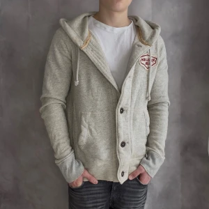 Hollister cardigan  - Hollister cardigan i riktigt bra skick. Väldigt sällsynt, storlek M. 