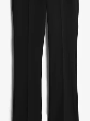 Vilma tall flared , aldrig använda  - Säljer ett par svarta kostymbyxor  från bikbok. Aldrig använd. Modellen är vilma tall flared kostymbyxor.