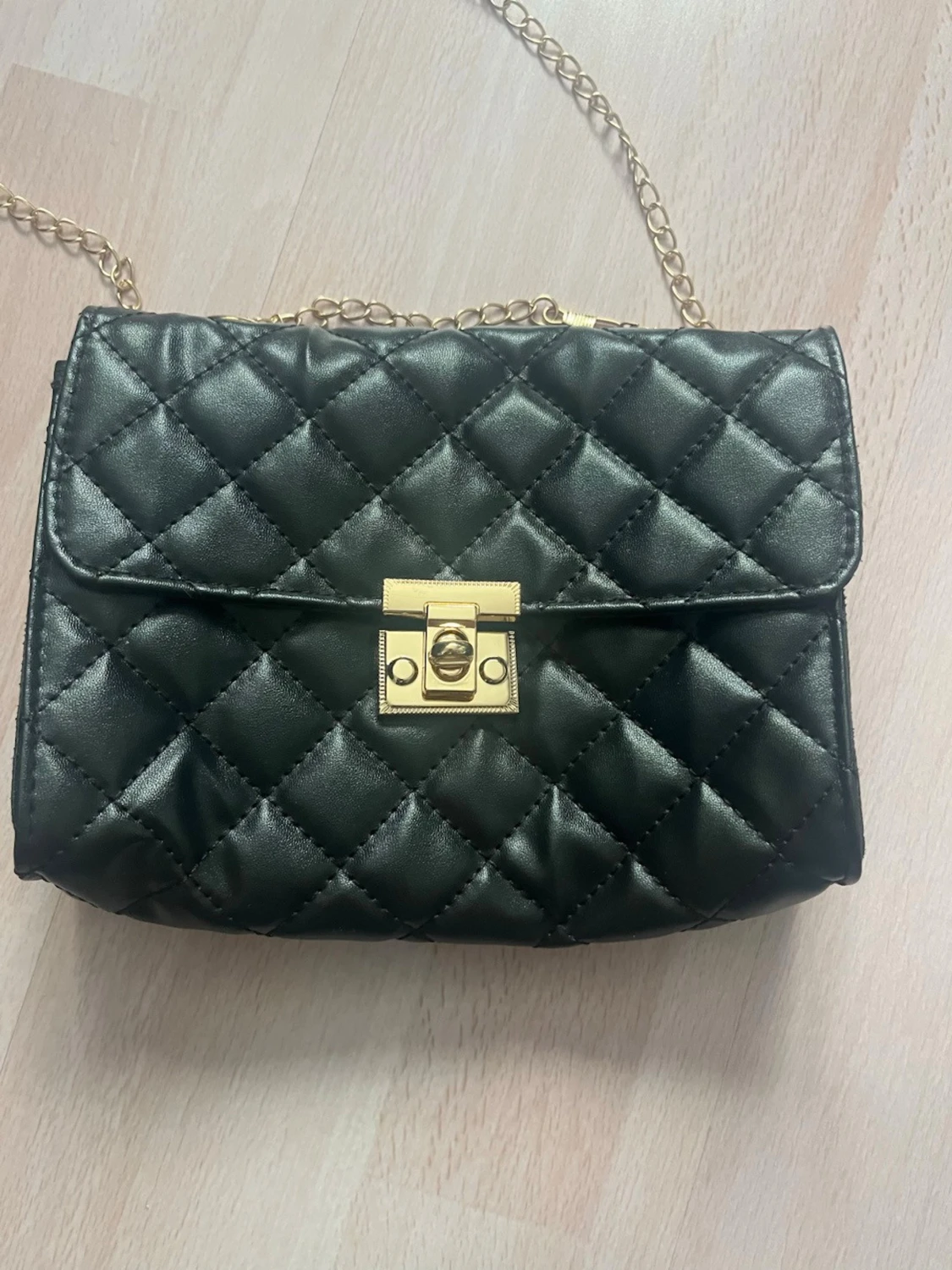 Svart quiltad axelväska med kedja