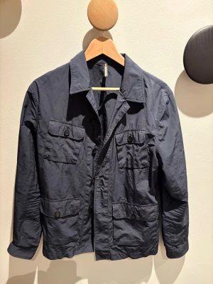 J.Lindeberg Overshirt - Snygg Overshirt från J.Lindeberg. Använd fåtal gånger, så den är i nyskick. Han på bilderna är 181 och overshirten är lite stor