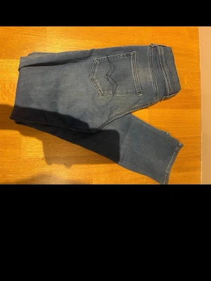 Mörkblå raka jeans med kontrastsömmar - Snygga mörkblå jeans med raka ben och klassiska kontrastsömmar. Jeansen har fem fickor, normal midja och en patch i läderimitation bak i linningen. Materialet är denim i bomull. Perfekta till en avslappnad stil.