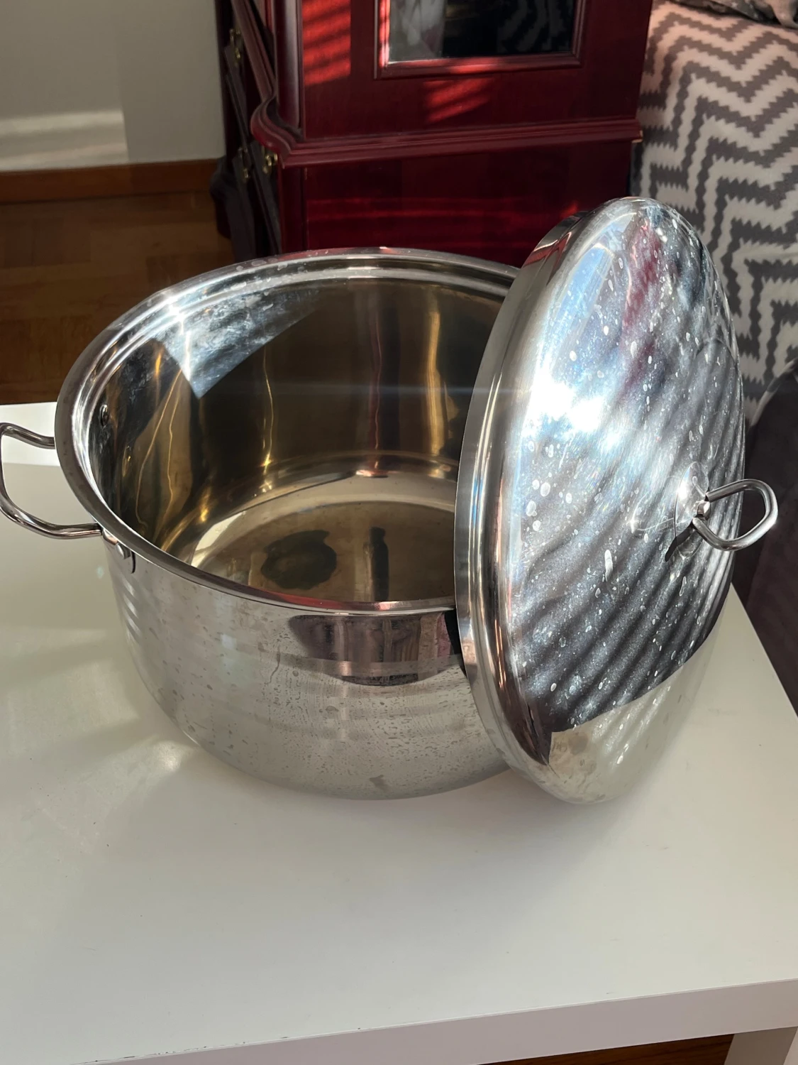 Stor rostfri gryta med lock