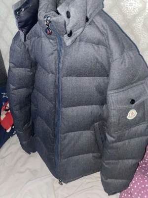 Moncler montgreve jacka  - Tjena! En Moncler jacka i mycket bra skick, ny pris e 24000 väldigt eftertraktade modell äkta såklart kvitto finns skriv för mer bilder!
