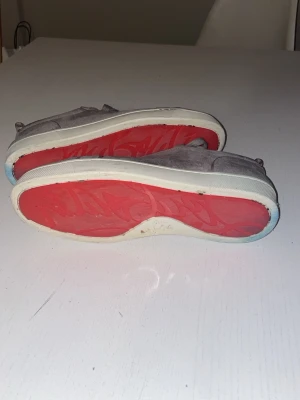 Louboutin skor - Jag säljer dessa Louboutin skor med storlek 42-43 pris kan diskutera. Eller om vi kan byta mot svarta eller vita i storlek 39