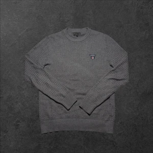 Morris grovstickad tröja - herr strl S (tall fit) - Säljer en bronsfärgad Morris grovstickad tröja i storlek S med tall fit och broderad Morris sköld på bröstet.  👕 Märke: Morris 📏 Storlek: S, Tall fit 🎨 Färg: Brons 🧵 Material: 100% bomull 📐 Mått: 70 cm lång, 50 cm bred 📌 Skick: Mycket bra skick (se bilder)  💬 Hör av dig vid frågor 💰 Pris kan diskuteras vid snabb affär 📦 Skickas inom 24 timmar