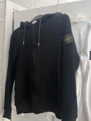 Stone Island zip hoodie - Mycket fin zip up från Stone Island. Storlek M. Inga defekter. 