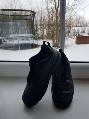 Svarta Nike  - Säljer ett par helsvarta Nike skor, som är i stolek 37,5, ingår svarta sko snören, skriv om det är några frågor eller funderingar