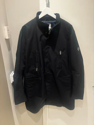 J.Lindeberg jacka  - J.Lindeberg jacka (marinblå) || riktigt snygg och fräsch jacka || knappast använd, skick 9/10 // den är stl XL || Nypris: ca 5000:- || Mitt pris: 1300:- 🔝|| Hör av er vid frågor eller intresse!! || Mvh M12closet ✌🏽🔹