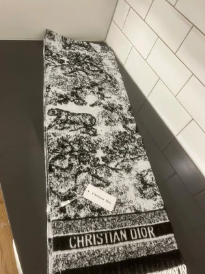  halsduk - Helt ny och oanvänd halduk, allt som visas i bilden medföljer, skickas inom 24 timmar, passar perfekt att ha på sena kvällar, men även på dagen och att ge bort som priset