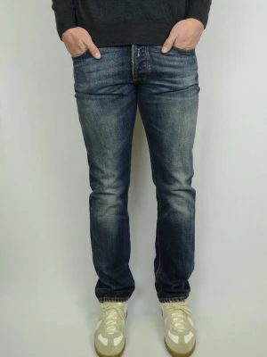 Nudie Straight Alf Jeans  - NUDIE JEANS Storlek : 30/32 Modell : Straight Alf Mått : A = 39,5CM - B = 106CM Användning : Jeansen är i ett väldigt fint skick utan defekter Nypris : Cirka 2000SEK Modellen på bilden : 182CM och väger 77KG