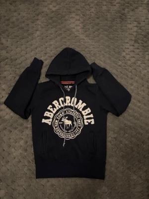 Abercrombie & Fitch hoodie - Vintage  - Skick: 9/10 | Storlek: S | Pris: 700 | Inga defekter | Modellen på bilden är 170, 57kg | Passar perfekt för dig som är runt 162-170 cm lång! | Passar även XS | Kan gå ner i pris vid snabb affär! | Hör av er vid frågor eller minsta fundering 🙌