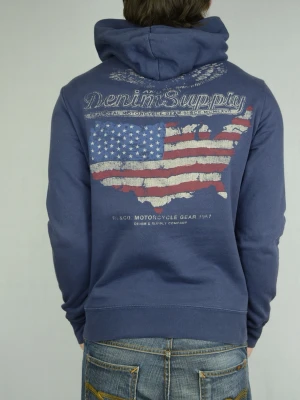 Ralph Lauren D&S hoodie  - RALPH LAUREN HOODIE Storlek : S Passform : Normal Användning : Hoodien är i ett fint skick utan defekter, lite fading på tryck pga åldring Nypris : Cirka 2000SEK Modellen på bilden : 182CM och väger 77KG