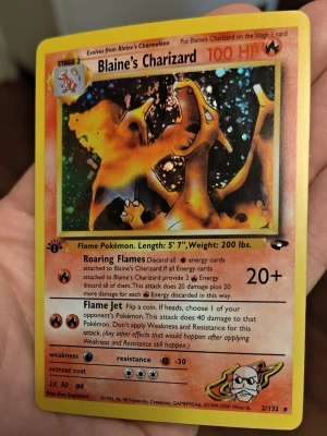 Blaine's Charizard Pokémonkort - Säljer ett samlarkort från Pokémon, Blaine's Charizard. Kortet är från Wizards, 1999-2000, och har nummer 2/132. Perfekt för dig som gillar Pokémon och samlarkort.